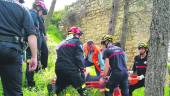 DIFICULTAD. Policías, bomberos y personal sanitario trasladan a la excursionista accidentada en la ladera norte del Cerro de Santa Catalina.