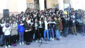 PARTICIPACIÓN. Alumnado y profesorado entonan el himno popular de los mineros, en la puerta del antiguo edificio de la Escuela Politécnica.