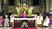 CELEBRACIÓN. Amadeo Rodríguez preside la eucaristía, acompañado por el obispo emérito de Cádiz, Antonio Ceballos, y ministros de la Diócesis de Jaén.