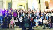 TURISMO. Asistentes a las visitas posan junto a los personajes históricos en la entrada al Hospital de Los Marqueses de Linares.