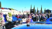 ÚLTIMO ADIÓS. Centenares de personas reciben al coche fúnebre en un pasillo para homenajear a Manuel Canto, en el cementerio de San Fernando.