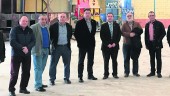 VISITA. Representantes de “Appistaco”, la Caja Rural de Jaén, la Junta, el Ayuntamiento y la Diputación en la nave municipal cedida para la factoría.