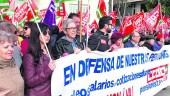  ACTO. Los jiennenses se dieron cita frente a la Subdelegación del Gobierno con pancartas y carteles de los sindicatos UGT y Comisiones Obreras para mostrar su “indignación” en la capital.