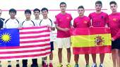 COMPETICIÓN. Kike García Rosales, segundo a la derecha, con sus compañeros de la selección española sub 19.