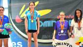 ÉXITO. Carla Moyano, a la izquierda, posa en el podio junto a las otras primeras clasificadas del Campeonato de España de Bádminton sub 13.