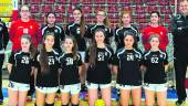 CONJUNTO. Jugadoras y técnico del equipo cadete femenino de la Escuela Municipal del Club Balonmano de Torredelcampo posan antes de un partido. 