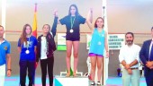 PODIO. Nerea Galindo y Carmen González posan en el podio con la medalla de oro y plata en Alameda (Málaga).