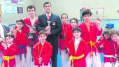 FELICIDAD. Luchadores jiennenses que participaron en el torneo de Alhendín (Granada) posan con las medallas y trofeos ganados. 