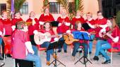 MÚSICA. Actuación de la rondalla de la asociación de mujeres Mar de Olivos de Mancha Real, en los jardines del centro cultural.