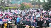 CALIDAD. Personas asistentes a la concentración para protestar por los recortes en la sanidad pública.