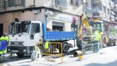 INTERVENCIÓN. Operarios de la empresa de aguas Linaqua realizan trabajos de mejora en la céntrica calle Julio Burell.