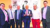 COMPLICIDAD. Manuel Samaniego, Juan José Hurtado, Juan Callejas, Palomo Linares, Juan Lopez y Juan Antonio Yepes, en el acto.