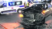 DESTROZADO. Estado en que quedó uno de los vehículos implicados en la colisión, en el que viajaba el conductor herido.