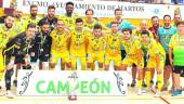 ÉXITO. Los jugadores del Jaén Paraíso Interior y el cuadro técnico posan con la Copa de Andalucía en el Pabellón de La Juventud de Málaga.