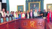 RECONOCIMIENTO. Antonio Marchal, con las ediles María del Carmen Rosales y Ana Belén Serrano, donantes y responsables locales de la asociación.