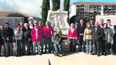 CEMENTERIO. Asistentes al acto de homenaje a los represaliados por el franquismo, junto al monumento de la memoria histórica.