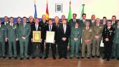 Orgullosos. Luis Ortega, Juan Caminero, Juan Lillo, Alfonso de la Rosa, Cándido Alonso y Jesús Herranz, con los guardias y vecinos distinguidos. 