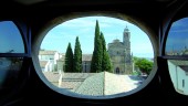 Turismo. La sacra capilla del Salvador, uno de los emblemas de la Ciudad Patrimonio de Úbeda, fotografiada a través de un gran ventanal.