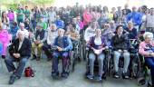 UNIÓN. Los miembros de Adacea posan junto a integrantes de la Escuela de Arte “José Nogué”, representantes políticos y el público que asiste a la inauguración de la exposición.