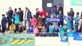 APOYO Y HOMENAJE. Aficionados del Linares Deportivo en Sanlúcar de Barrameda. Sobre estas líneas, Joselu y acto en honor de Fran Carles antes del encuentro.