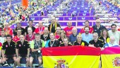 EXPERIENCIA. Jugadores del CTM Linares posan con el resto de representantes españoles en el Mundial de veteranos celebrado en la ciudad alicantina de Elche. 