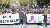 PASEO DE LA ESTACIÓN. Cabecera de la manifestación organizada por “Jaén Merece Más” para exigir trabajo y más inversiones en la capital jiennense.
