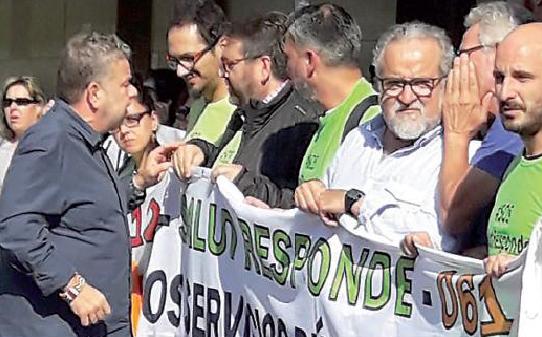 <span style=text-transform:uppercase>HOSPITAL. </span><i>Chicote charla con miembros de la Plataforma por la Sanidad Pública de Jaén durante la grabación.</i>