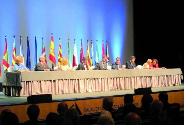 El artículo 155 de la Constitución tiene que ver con las vías del Gobierno del Estado para controlar la actividad de las Comunidades Autónomas. Contempla los mecanismos excepcionales que tiene el Estado para establecer dispositivos de control subsidiario, de carácter excepcional o extremo y alcance coercitivo, de tal forma que se obligue a la región al “cumplimiento forzoso” de sus deberes. Según la redacción del artículo, se establecen dos ocasiones en las que el Gobierno podría aplicarlo: Si la comunidad no cumple “las obligaciones que la Constitución u otras leyes le impongan” o en el caso en el que actúe “de forma que atente gravemente el interés general de España”. Igualmente, el artículo explica el mecanismo que debe seguir el Estado para ponerlo en práctica: Antes de nada, el Gobierno central deberá enviar “requerimiento” al presidente de la Comunidad Autónoma para que cumpla con sus obligaciones o deje de actuar como lo esté haciendo. En caso de no ser atendido el requerimiento, el Gobierno “podrá adoptar las medidas necesarias para obligar” a la comunidad al “cumplimiento forzoso”.
