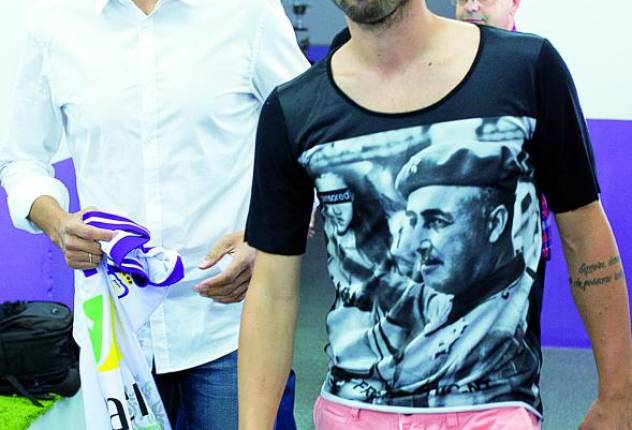 Casi al mismo tiempo que el futbolista portugués mostraba su alegría por vestir la camiseta del Real Jaén con un castellano claro, por las redes sociales empezó a correr como la pólvora la fotografía del jugador con la figura del dictador. No había terminado la presentación oficial cuando se desató una ola de críticas increíble. Todos los medios nacionales se hicieron eco del momento. De nuevo, el Real Jaén, en el centro de la noticia. Llegó a ser hasta lo más comentado en redes sociales. La repercusión fue enorme hasta el punto de que Nuno Silva se vio obligado a emitir un comunicado horas después de haber sido presentado. Quiso frenar de alguna manera la proliferación de mensajes que se sucedían en Twitter y en otros canales sociales. “Ante la polémica suscitada por mi camiseta, quería aclarar que esta prenda la adquirí en Portugal tiempo atrás y en ningún momento he sabido la repercusión que tiene este personaje histórico para parte de la sociedad española”, manifestó en un primer momento. “He vivido en Portugal y Angola, y no conozco el grueso de la historia de España, por lo que desconocía completamente el significado de llevar esa camiseta en vuestro país. Quiero pedir disculpas a todas aquellas personas que se hayan sentido ofendidas o a las que haya podido herir su sensibilidad. En ningún momento he pretendido hacer apología de las ideologías que profesaba esta persona. No tengo preferencias políticas de ningún tipo”, añadió el portugués.