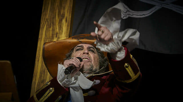 VERDADES. <i>Joaquín Sabina interpretó “Contigo” ante el público de la Plaza de San Antonio, acompañado por integrantes de distintas agrupaciones carnavaleras gaditanas.</i>