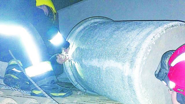 El fuerte viento arranca un depósito