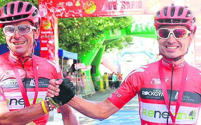 TRIUNFO. <i>Manuel Beltrán y José Luis Carrasco chocan sus manos después de rebasar la línea de meta. A la derecha, la campeona Ana Belén García.</i>