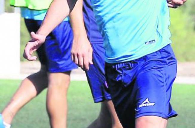 Resuelta la situación de Sergio Molina, la dirección deportiva se centra ahora en la contratación de los dos jugadores que faltan. No hay prisas por hacer esos dos fichajes, como reconoce el propio entrenador, Gonzalo Arconada. “Somos diecisiete futbolistas y la idea es llegar a diecinueve, pero con tranquilidad. En lo que tenemos en mente, el equipo está bien equilibrado en todas las posiciones. Lo que nos falta es el número, porque no podemos competir con diecisiete jugadores durante seis meses, hasta el mercado de invierno”, explicó. Y agregó: “Seguimos con la idea de hacer una o dos incorporaciones. Pero no tenemos prisa porque ahora mismo no hay una necesidad imperiosa en ningún puesto, porque todos los tenemos bien cubiertos, con hombres de calidad. Hay que ser pacientes para acertar en los dos últimos fichajes”.