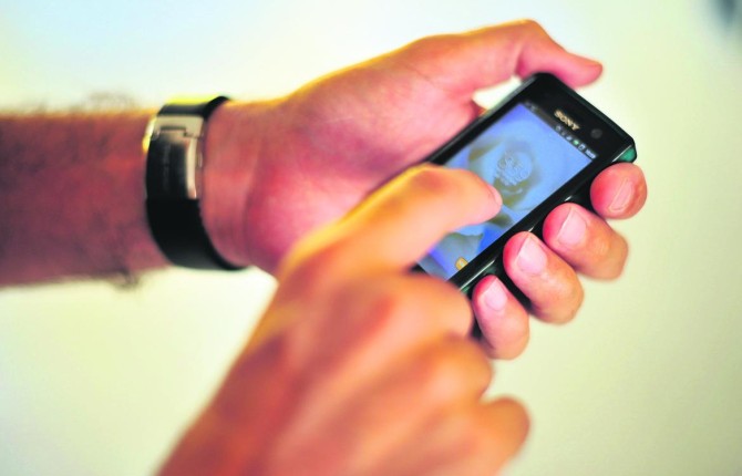 espiar el móvil de la pareja dos años y medio de cárcel