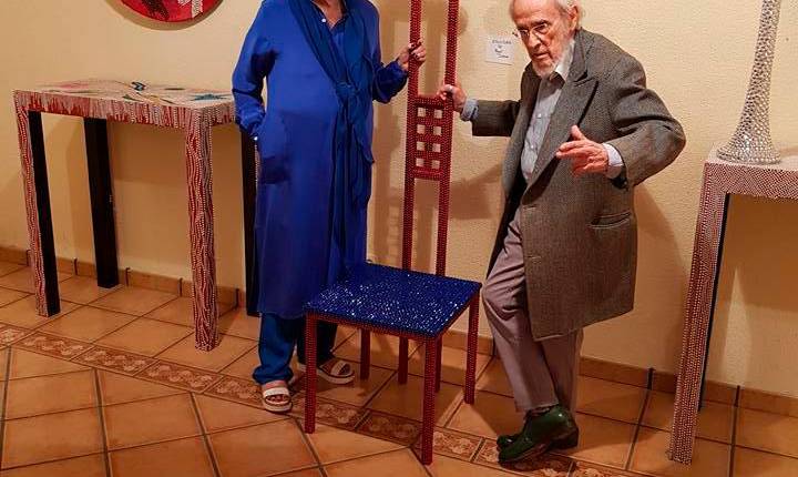 <span style=text-transform:uppercase>grandes amigos. </span><i>P</i><i>ablo García Baena y Ginés Liébana, fundadores de Cántico; el artista tosiariano con Dalí, al que conoció en el año 1972, un encuentro que dejó una profunda huella en él. Debajo, a la izquierda, con el poeta Luis Antonio de Villena y Antonio Lara, comisario de su exposición y una de sus personas más cercanas, y a la derecha, con Lucía Bosé, a la que conoció a finales de los años 60 en Madrid y una gran amiga todavía hoy. Las fotografías pertenecen al archivo personal de Antonio Lara.</i>