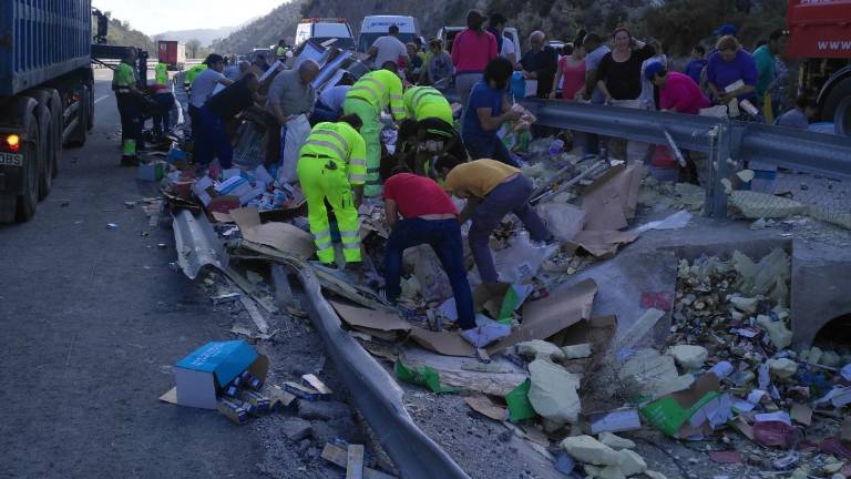 Saquean la carga de un camión volcado cerca del “Carretero”