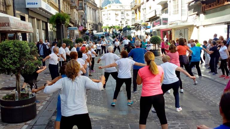 Gimnasia para todos en plena calle