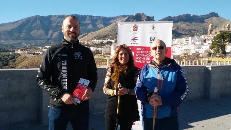 Charo Morales presenta la Marcha Nórdica paseando por la Alameda