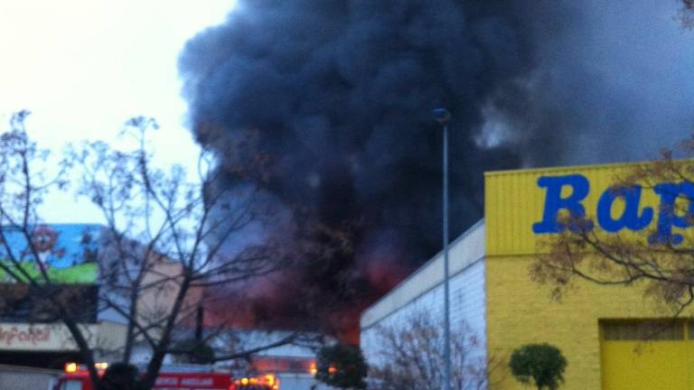 Espectacular incendio en una nave de Andújar