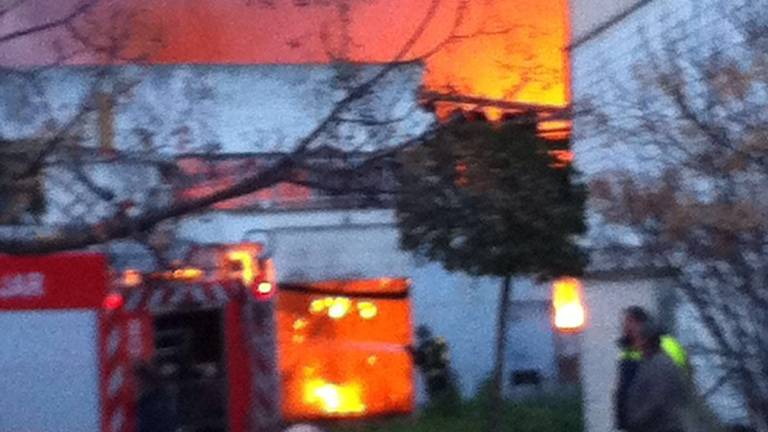 Espectacular incendio en una nave de Andújar