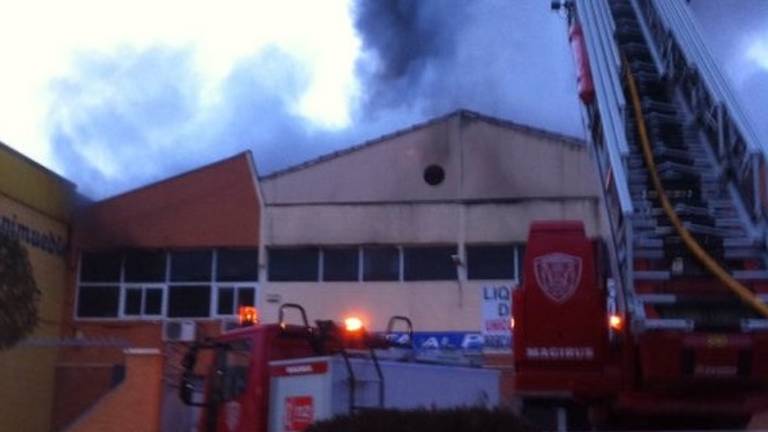 Espectacular incendio en una nave de Andújar