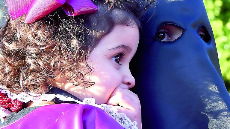 Mujeres con mantilla negra conmemoran la Pasión y Muerte de Cristo