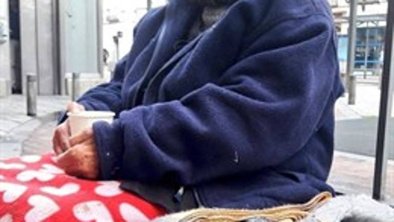 La Policía busca a dos hombres por la agresión a la anciana ‘sin techo’ para robarle