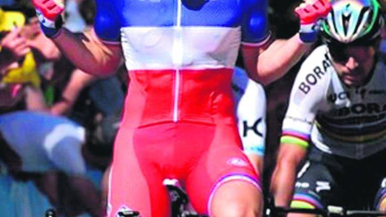 Démare gana al esprint y Sagan es expulsado por un codazo