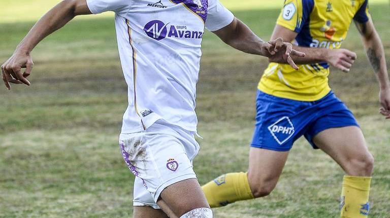 <span style=text-transform:uppercase>JUGADA</span><i>. Choco trata de superar a un rival en un partido en La Victoria.</i>