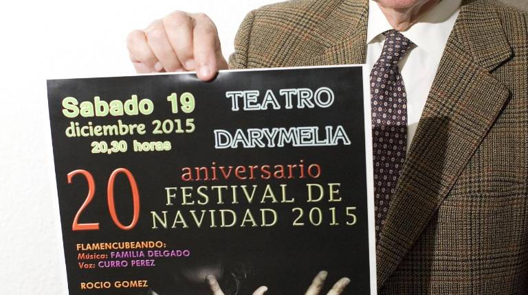 CARIDAD. <i>Manuel Quesada muestra el cartel del festival.</i>