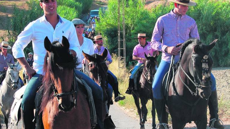 Miles de personas suben a caballo al cerro de la Cabeza