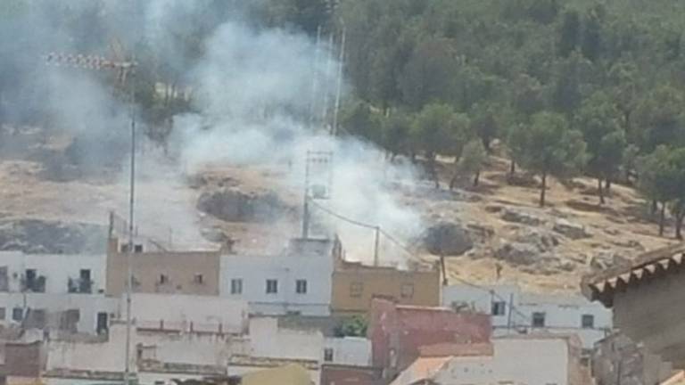 Declarado un nuevo incendio en las faldas del castillo de Santa Catalina