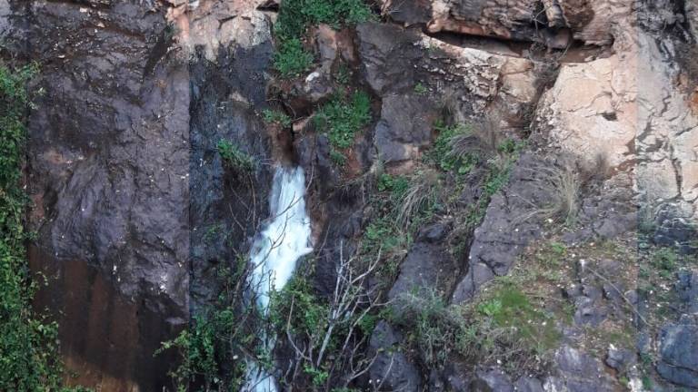 El agua brota, tras años de sequía, en el paraje del Ojo de Buey