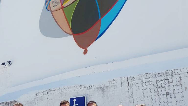 El mural de Belin ya luce en el exterior del teatro de Torredonjimeno